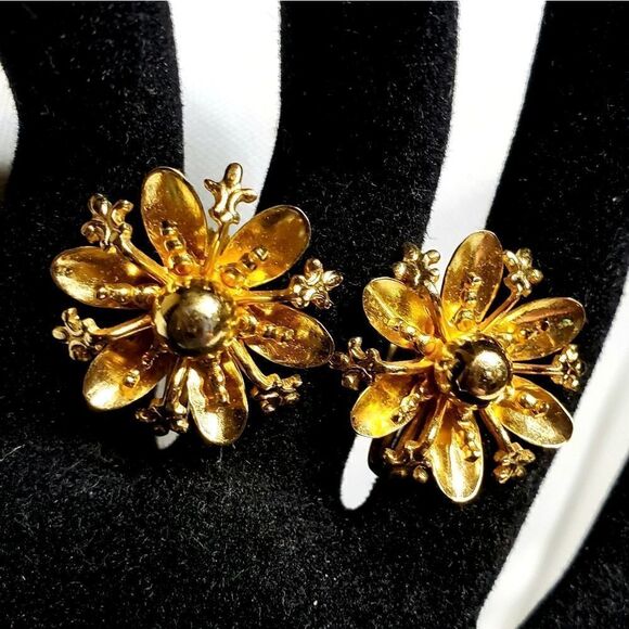 Vintage | Gold Starburst Flower Earrings - Picture 2 of 3